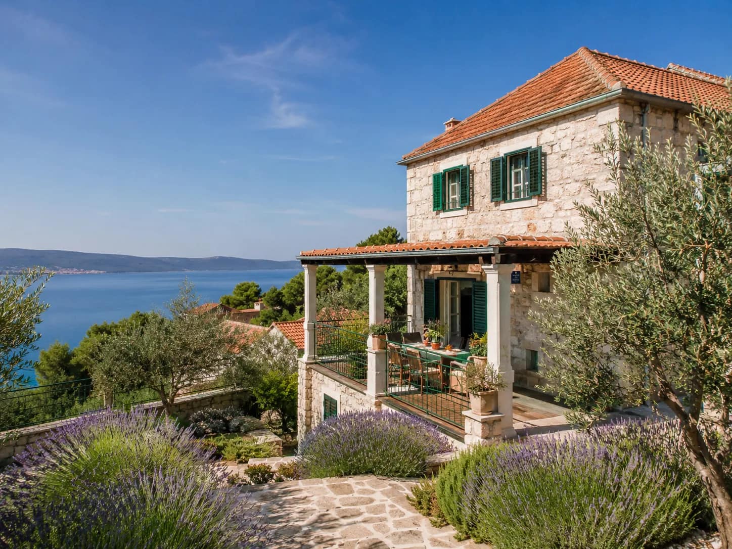 Magische Villa, eingebettet in den Hügel