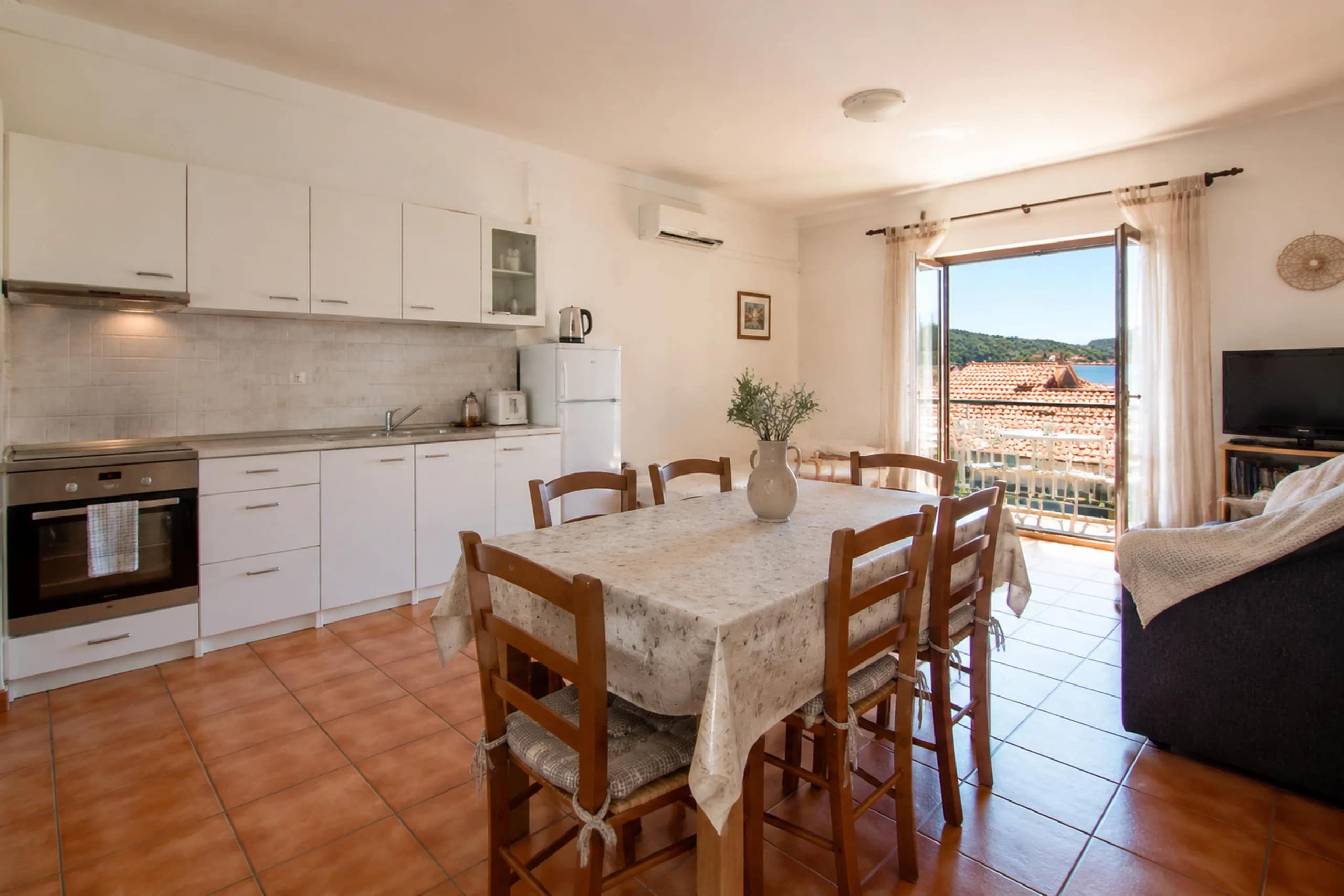 Das Wohnzimmer öffnet sich direkt zur Terrasse